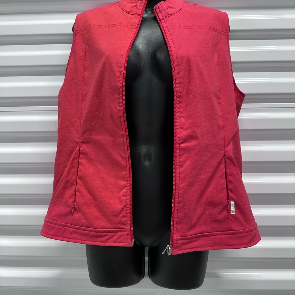 IZOD Golf Lightweight Vest Red Womens size medium full zipper